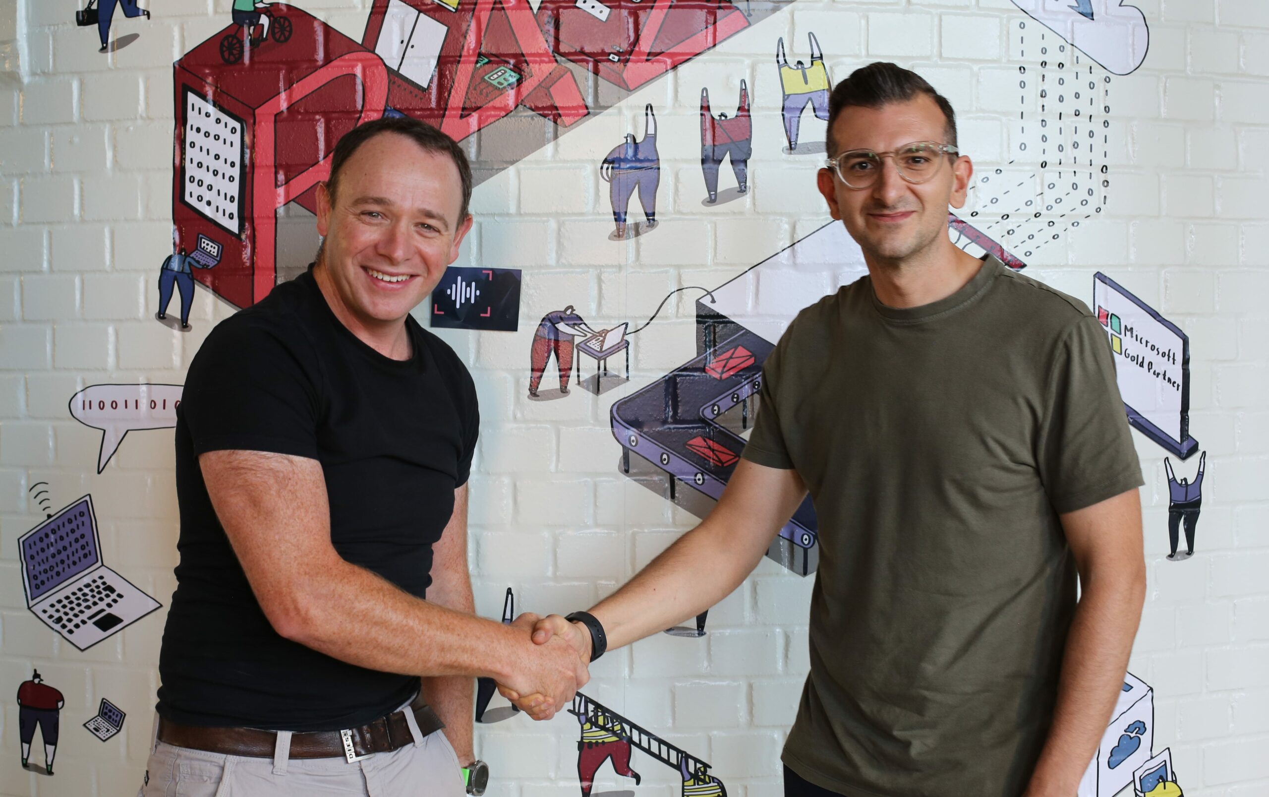 (L-R) Jamie Hinton, Razor CEO and Nick Stewart, Nimbitech CEO shake hands